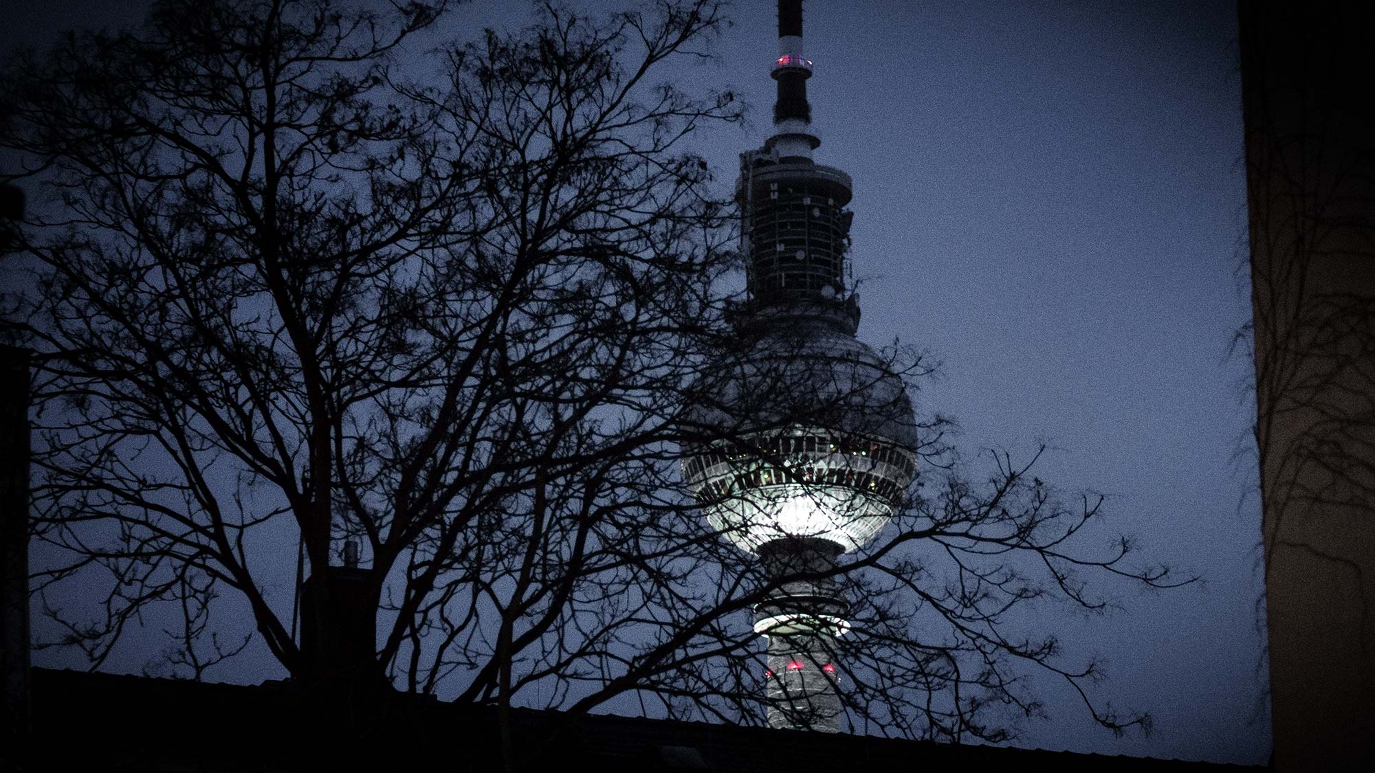 Berliner Funkturm bei Nacht